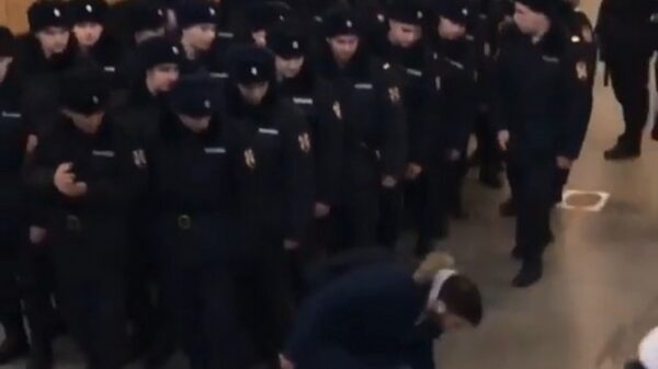 Rus met ballen van Stalin neemt politie in de maling