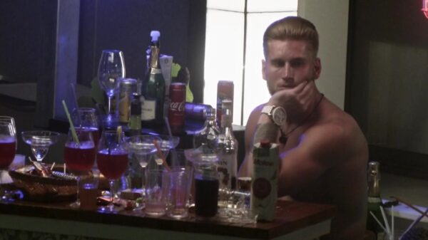 Temptation Island's Sydney blijkt straalbezopen een keihard raptalent