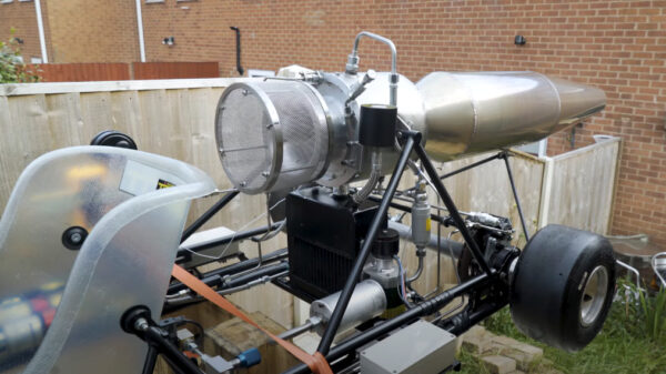 Knutselaar bouwt een straalaangedreven kart die 160 km per uur haalt