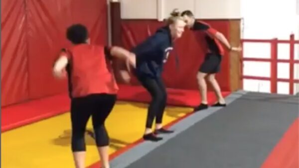 Met een trampoline ga je nog nèt iets harder op je plaat