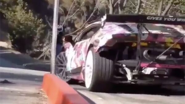 Idioot in Lamborghini schept nèt geen aanstormende motorrijder