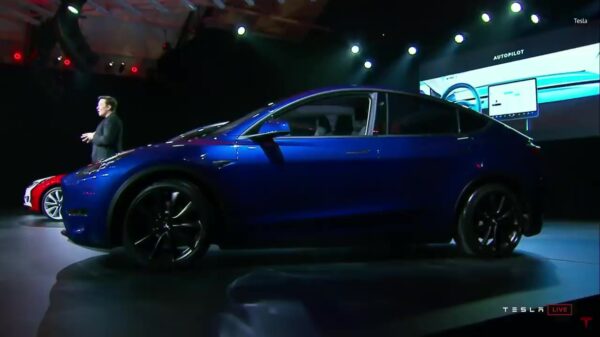 Elon Musk onthult de gloednieuwe Tesla Model Y