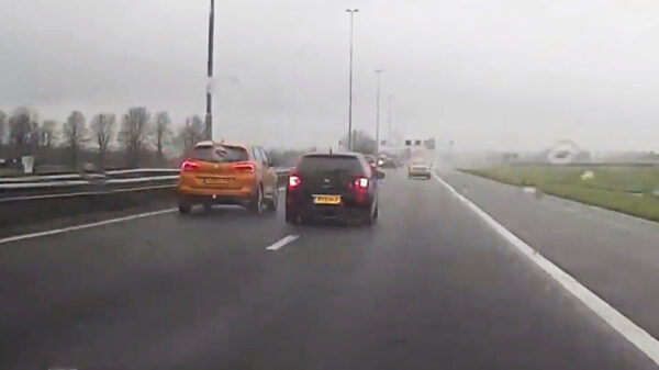 Chick zit 20km lang WhatsAppend en slingerend achter het stuur op de A27