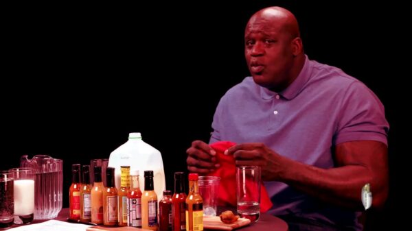 Shaq probeert zijn gezicht in de plooi te houden tijdens Hot Ones