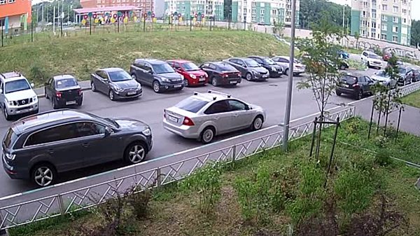 Russische vrouw sloopt meerdere auto's als ze de parkeerplaats verlaat