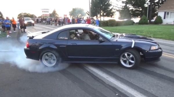 Wait for it: uitslover in Mustang vermaakt autofanaten met dikke burn-out