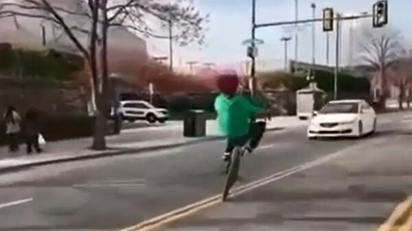 Stef stuntpiloot bezorgt auto's een hartverzakking met idiote schijnbewegingen