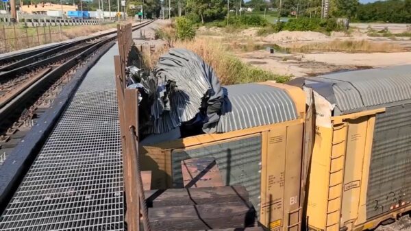 Trein perst zich onder té lage brug door en veroorzaakt voor miljoenen aan schade