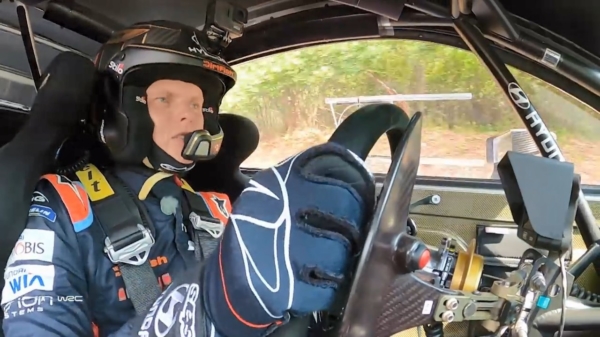 Wereldkampioen rallyrijden Ott Tänak legt uit hoe je een wagen bestuurt