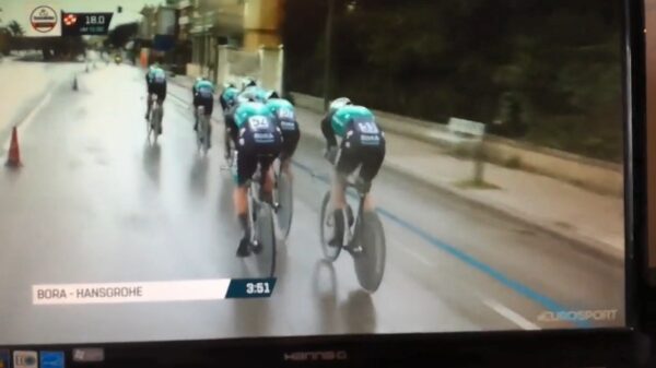 Voetganger heeft schijt aan wielerwedstrijd en steekt gewoon over