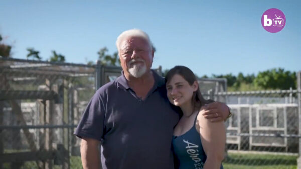 Deze 70-jarige opa is gelukkig getrouwd met zijn 32 jaar jongere vrouw