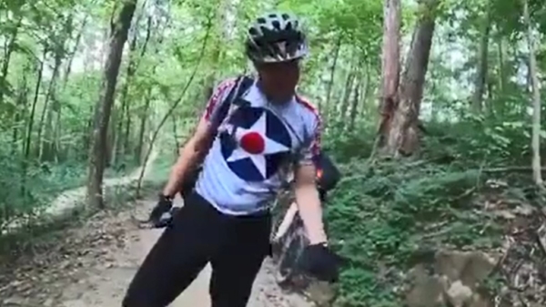Man van Karen zeikt tegen gehandicapte omdat hij met een e-bike fietst