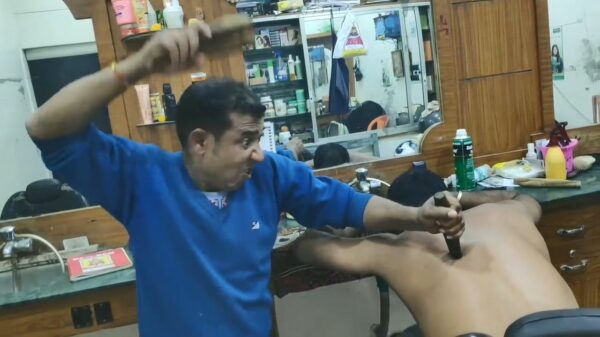 Na een massage van deze Indiase beul ben je weer zo fris als een hoentje!