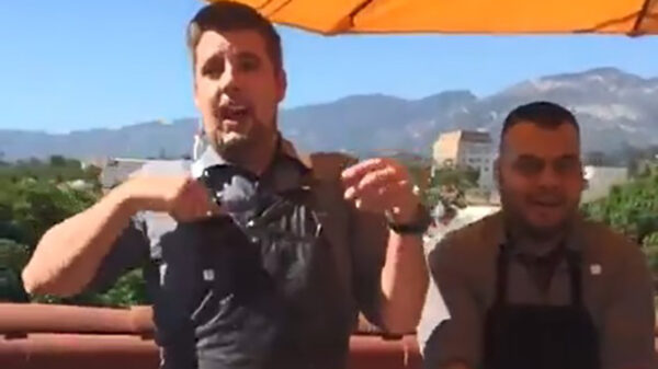 Wie wil er oesters proeven van deze jongeman?