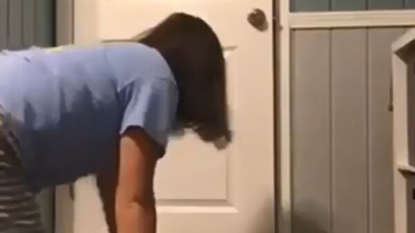 Kan je even kijken of er iemand aan de deur staat?