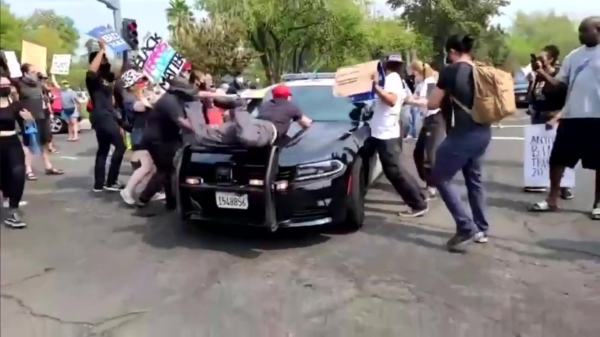 Politieagent stopt de revolutie door BLM-demonstrant van auto te kieperen