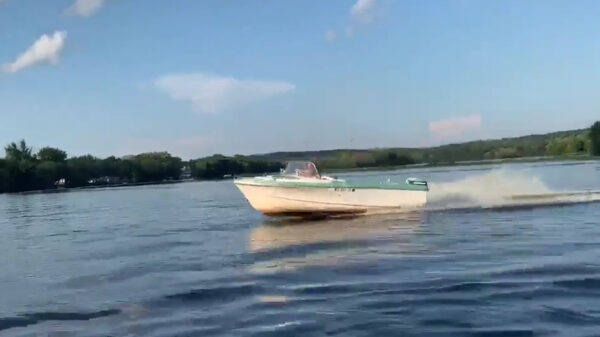 Dronken kapitein knalt zijn bootje vol gas de kant op