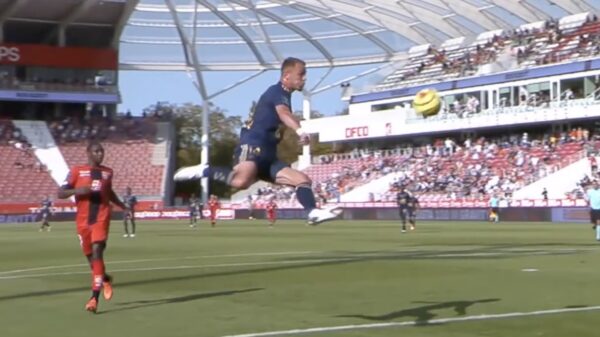 De heerlijke vliegende ninja-goal van de Franse voetballer Irvin Cardona