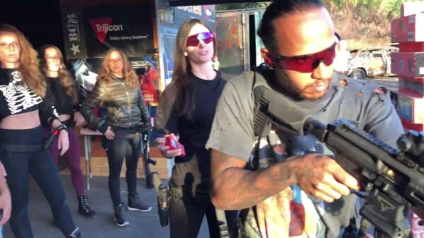 Lewis Hamilton schiet net zo snel als hij rijdt