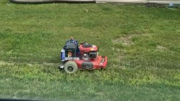 Met deze grasmaaier kun je lekker binnen blijven zitten