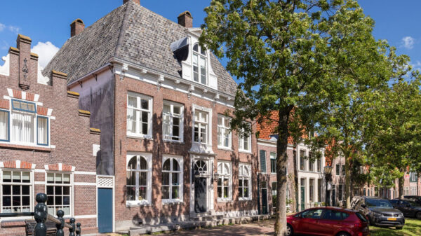 Hey psssst, de superdikke keet van Frank de Boer in Edam kopen?