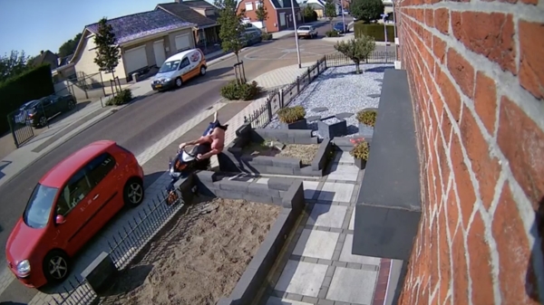 Man op scooter maakt gruwelijke klapper in Sint Willebrord