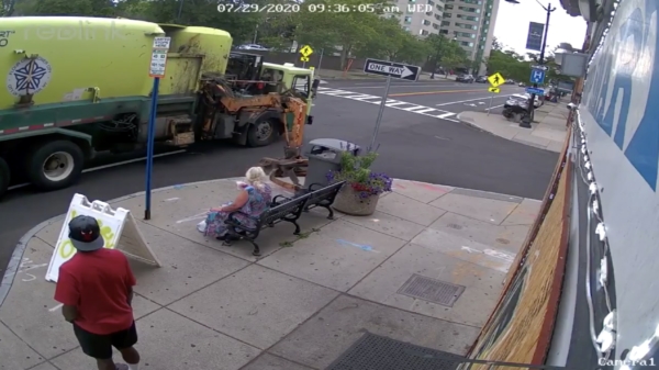 Vrouw wordt bij bushalte van de bank geslingerd door vuilniswagen