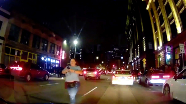 Vrouw pakt rustig een Uber tijdens een drive by-shooting in Minneapolis