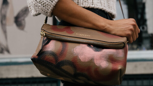 De echte reden waarom vrouwen zo'n grote handtas hebben