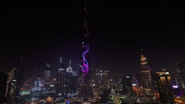 Als je echt diepe zakken hebt doe je je gender reveal gewoon op de Burj Khalifa
