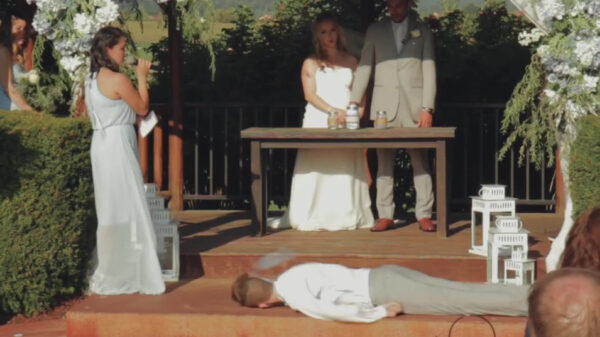 Getuige redt bruiloft van oorpijn door keihard tegen de vlakte te gaan