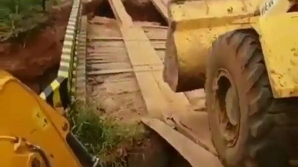 Met je bulldozer over een zelfbouwbruggetje rijden