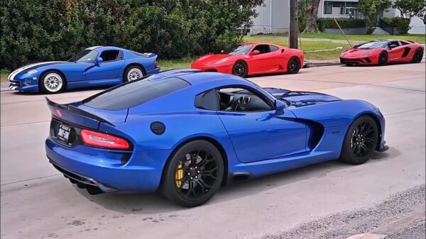 Gepimpte Viper GTS knalt met 825 pk door de straat