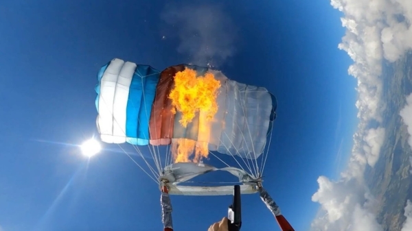 Waaghals Kyle Marquart schiet zijn eigen parachute in brand met een flare gun