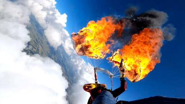 Waaghals Kyle Marquart schiet zijn eigen parachute in brand met een flare gun