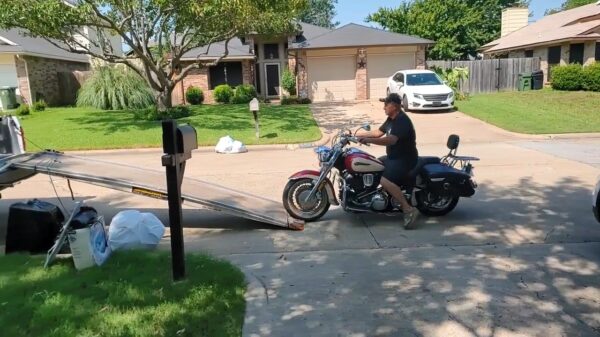 Faalhaas parkeert zijn motor wel even in de laadbak van zijn pickup-truck