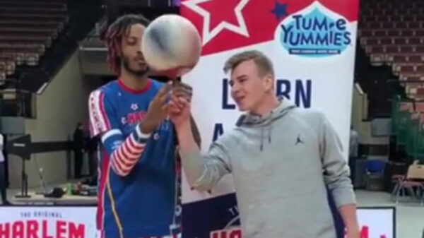 Harlem Globetrotter probeert een fan een trucje te leren