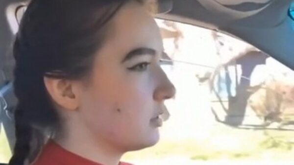 Grietje doet dappere poging om mee te zingen met nummer