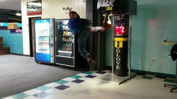 Stoertje probeert tegen een kermisboksbal te trappen