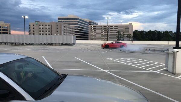 Flapdrol slaagt erin om zijn Mustang tegen een paal te parkeren