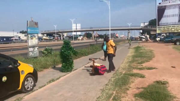 Bosjesman laat iedereen op straat zich het apelazarus schrikken