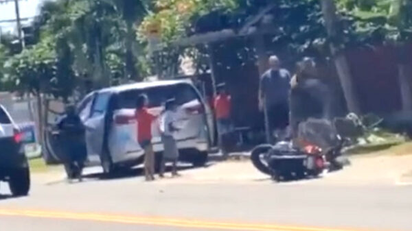 Compleet gezin stapt uit auto om motorrijder aan te pakken