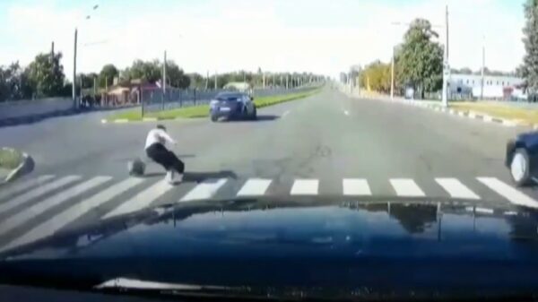 Bejaarde vrouw wordt nét niet ondersteboven gereden op het zebrapad