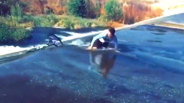 Riviertje oversteken kost hem zijn fiets