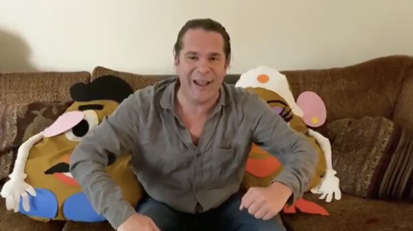 Hans Teeuwen wenst ook Jerry Afriyie een vredig november toe