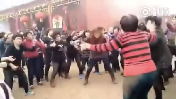 Aziaten gaan heel lekker op de moshpit