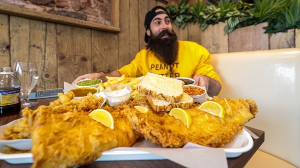 Wedstrijdeter 'BeardMeatsFood' verbaast iedereen tijdens fish & chips-challenge