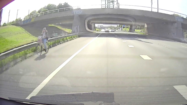 Vrouw pakt verkeerde afslag en fietst lekker bellend de A4 over