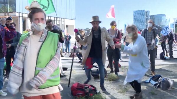 Extinction Rebellion is boos op de Zuidas, Slijptol gaat gezellig buurten
