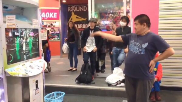 Eindbaas showt zijn skills bij het dansspel 'Dance Evolution'